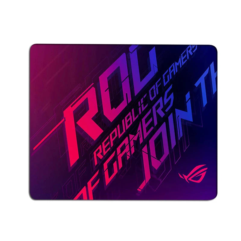 פד עכבר קטן לגיימרים עם איורים מבית Asus ROG - משטח משחק יצירתי לעכבר איכותי. ן' , משטח לעכבר מבית סמארטקום . מתאים לשימוש כ פד לעכבר .
