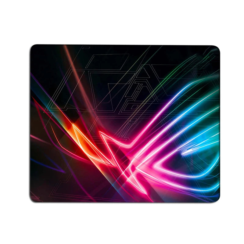 פד עכבר קטן לגיימרים עם איורים מבית Asus ROG - משטח משחק יצירתי לעכבר איכותי. צ' , משטח לעכבר מבית סמארטקום . מתאים לשימוש כ פד לעכבר .