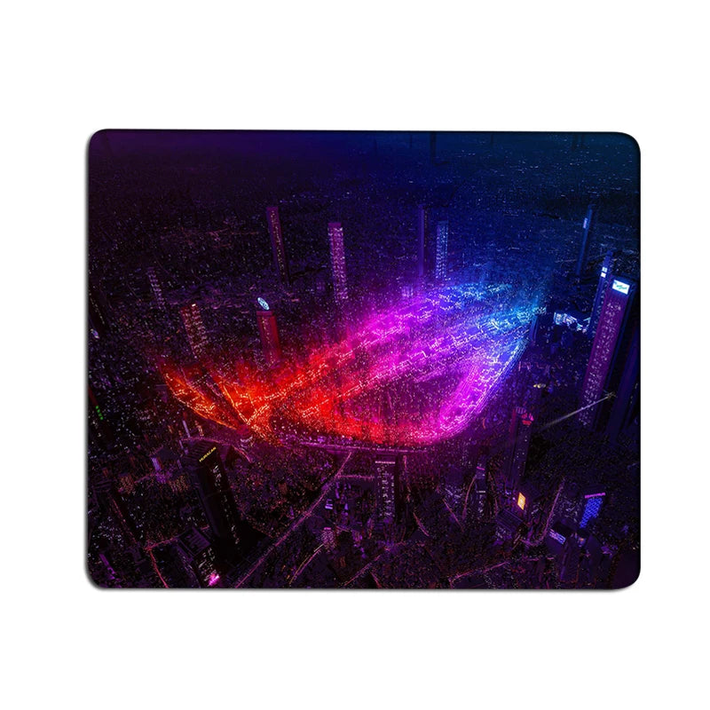 פד עכבר קטן לגיימרים עם איורים מבית Asus ROG - משטח משחק יצירתי לעכבר איכותי. ף' , משטח לעכבר מבית סמארטקום . מתאים לשימוש כ פד לעכבר .